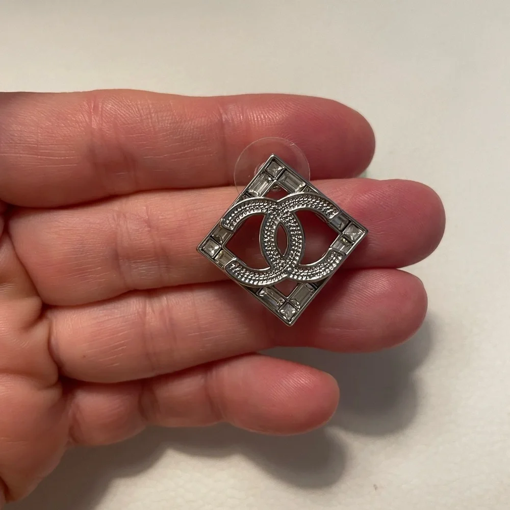 Elegant Chanel Silver tone Earrings with crystals collection 2022 - Picture 4 of 16